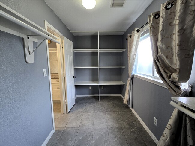 Building Photo - 4911 Russett Ln