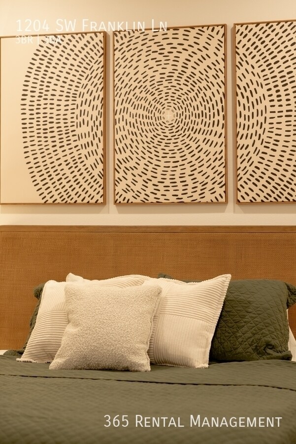 Building Photo - 1204 SW Franklin Dr