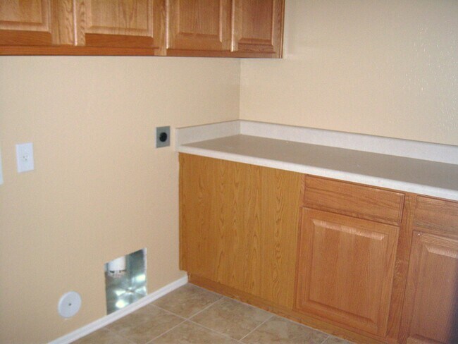 Building Photo - GREAT 4BEDROOM/3BATH HOME WITH ALL THAT YO...
