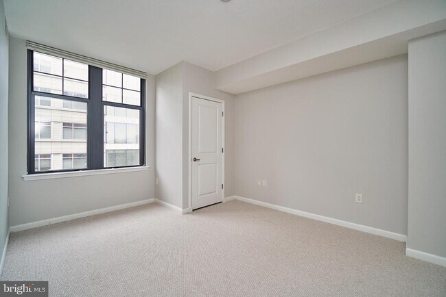 Building Photo - 1021 N Garfield St