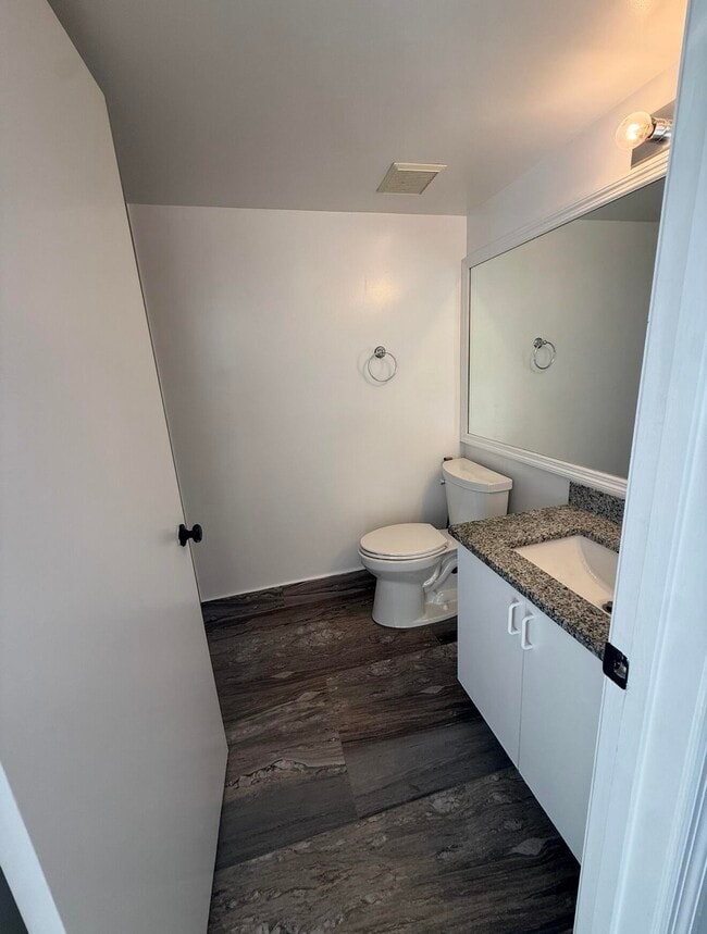 Building Photo - 100 Crestwood Ct N