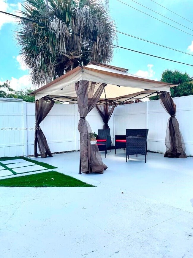 Building Photo - 7904 Miramar Pkwy