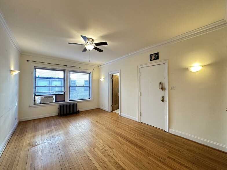 Building Photo - 526A W Surf St