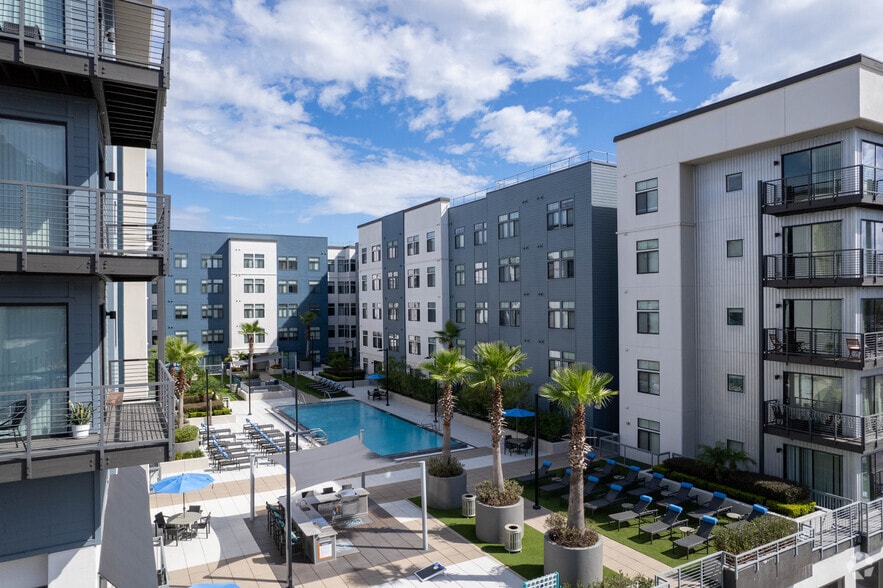 Building Photo - MAA 220 Riverside