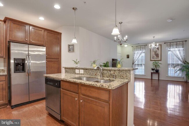 Building Photo - 43881 Centergate Dr