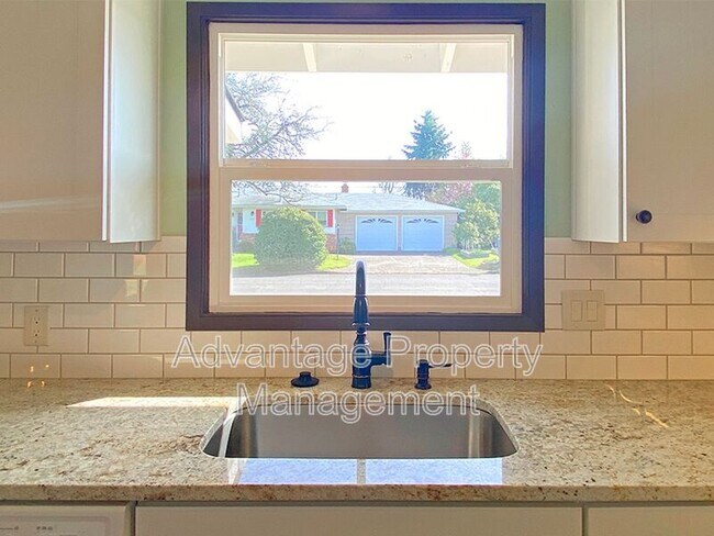 Building Photo - 1410 SE Powell Way