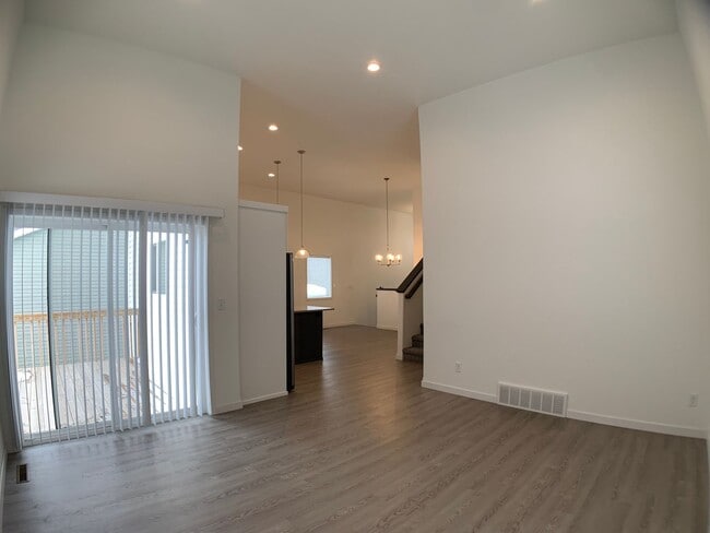 Building Photo - 4 Bed 2 Bath Single Family Home