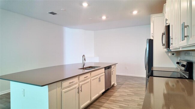 Building Photo - 6366 Lakepine St