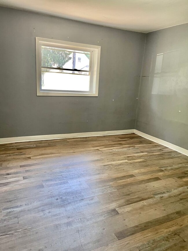 Building Photo - Fully remodeled 3 bedroom ranch with large...