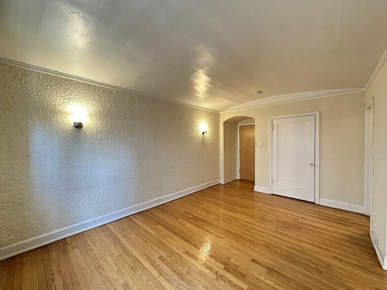 Building Photo - 562 W Arlington Pl