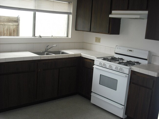 Building Photo - Gorgeous 2 story 2 bedroom 2 bath Townhome