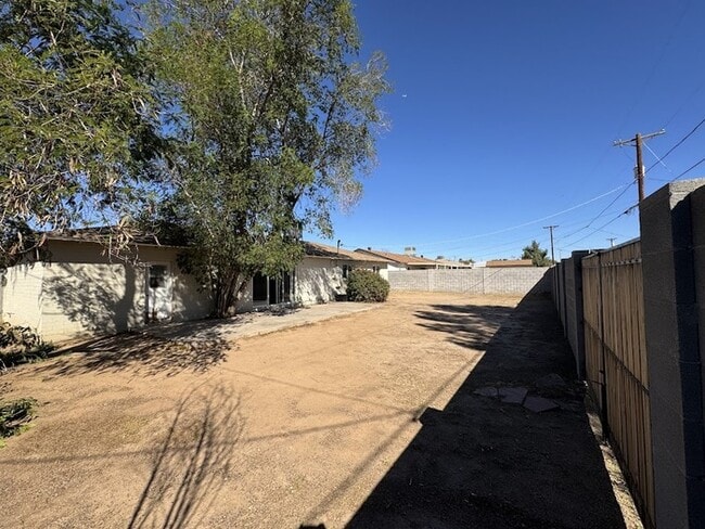 Building Photo - Maryvale 4 bedroom with RV gate and garage