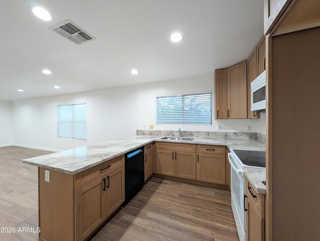 Building Photo - 2404 W Roeser Rd