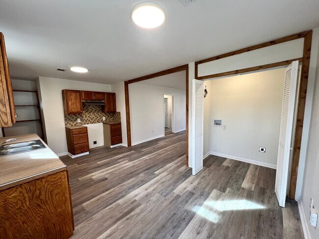 Building Photo - 1127 E Highland Ave