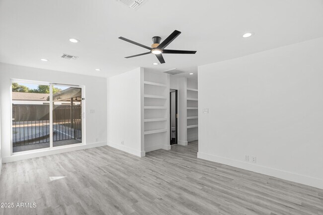 Building Photo - 2502 E Whitton Ave