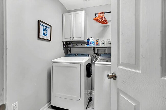 Building Photo - 4 Bedroom 2.5 Bathroom