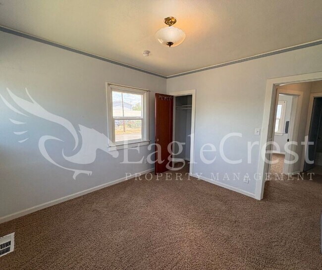 Building Photo - Charming 2-Bedroom Home with Modern Finishes & Open Yard