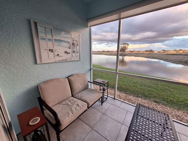 Building Photo - Beautifully upgraded Ground Floor condo with lake view