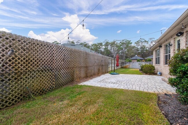 Building Photo - 718 Woods Dr