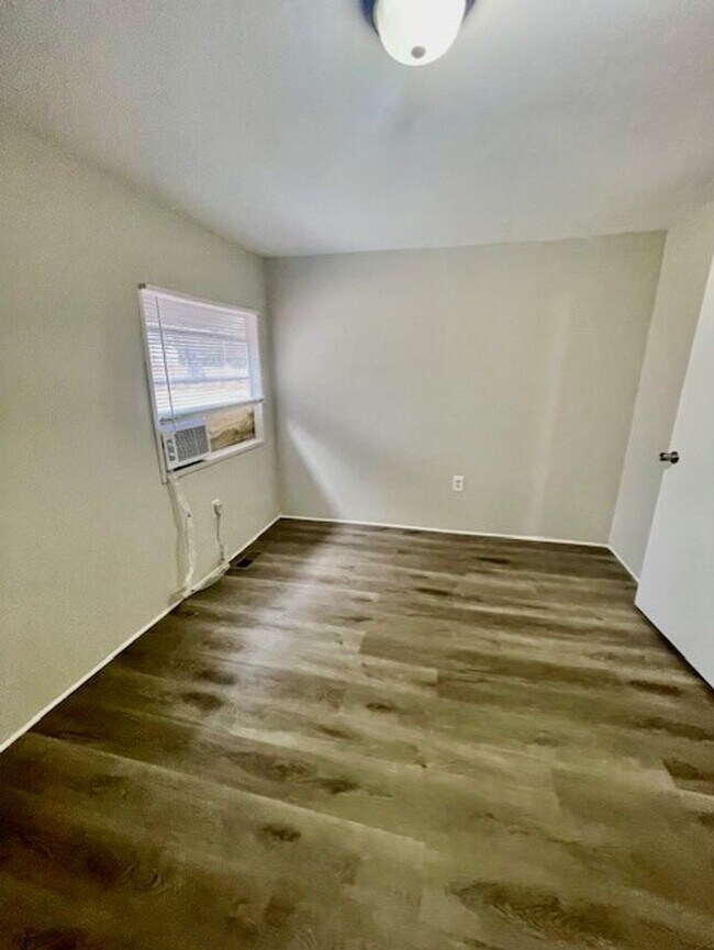 Building Photo - Adorable  3 bedroom 2 bath Mobile Home located it Dallas