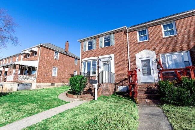 Building Photo - Renovated 3 Bed / 1.5 Bath in Essex | Parking Pad | Available 1/19/2026