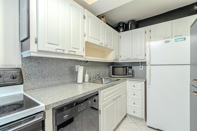 Building Photo - 121 Golden Isles Dr