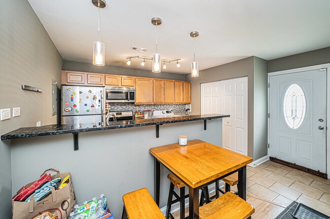 Building Photo - 1553 Cove Dr