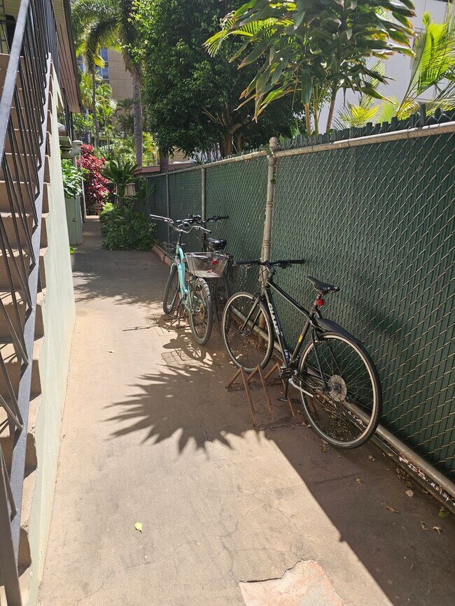 Building Photo - Walkup Studio in Waikiki