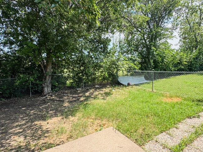 Building Photo - 3016 Eastland Ave