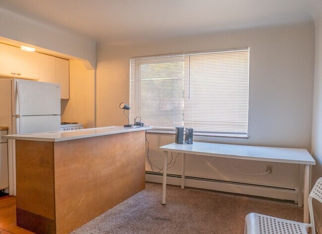 Building Photo - 412 Volkert Pl