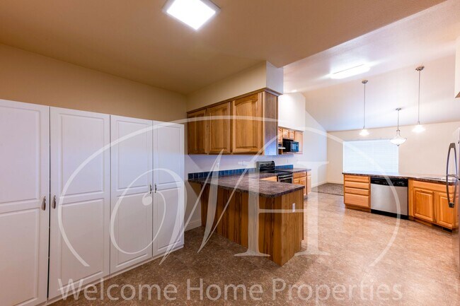 Building Photo - Spacious Home with Vaulted Ceilings