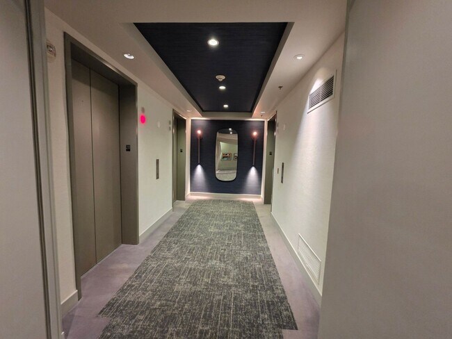 Building Photo - Fantastice High Rise with Full City Views!