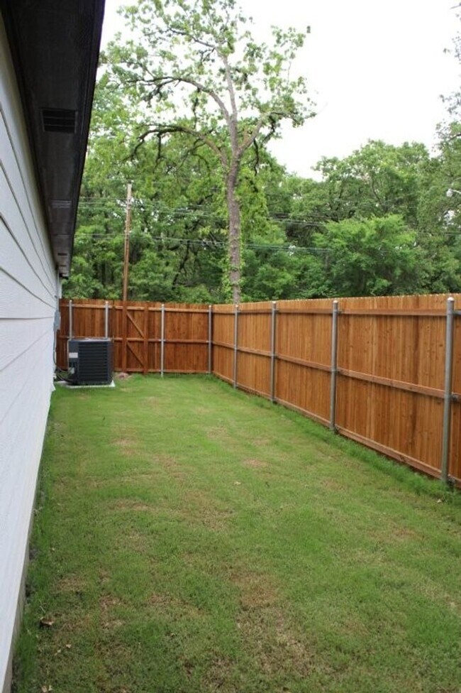 Building Photo - Beautiful 3 Bedroom / 2 Bath Home with Garage & Fenced Yard