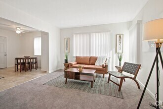 Building Photo - MOVE IN READY - Charming 2B/1B Unit in Pri...
