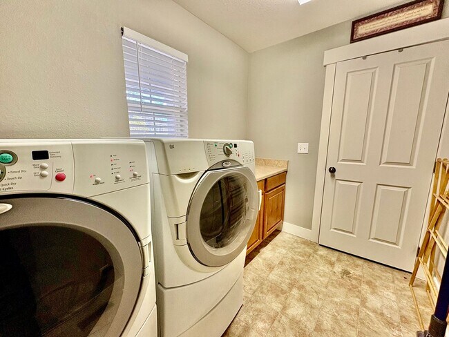 Building Photo - Stunning Home with ~4,000sqft of Living Space In a Great Location!