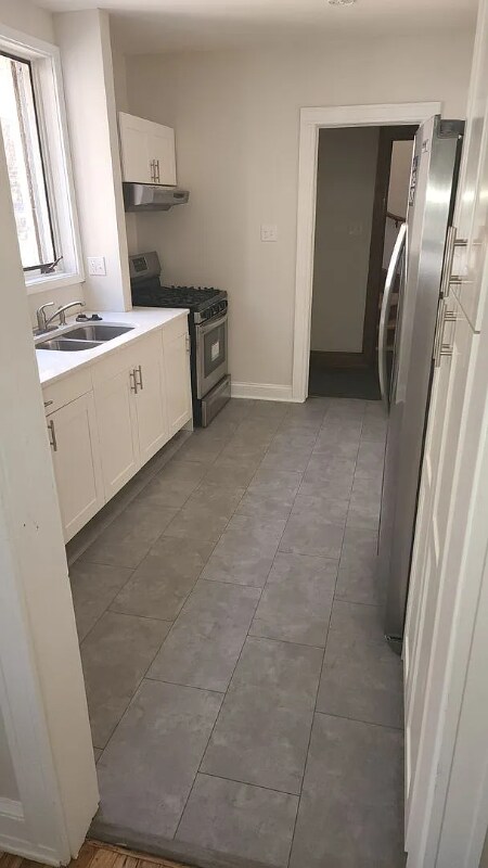 Building Photo - 2608 E Newport Ave