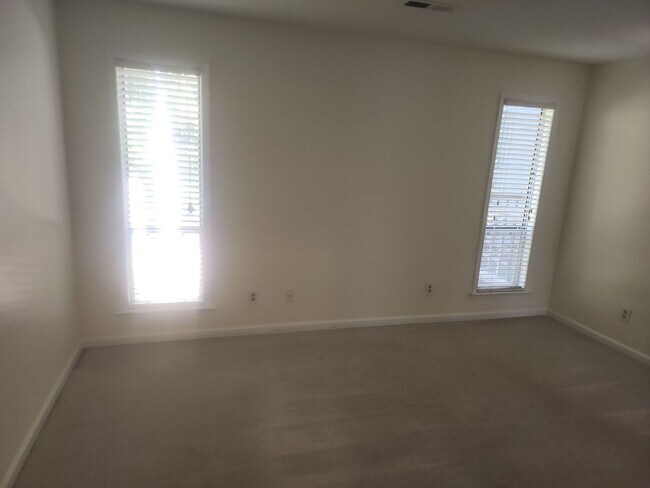 Building Photo - 4100 Sedgewood Dr