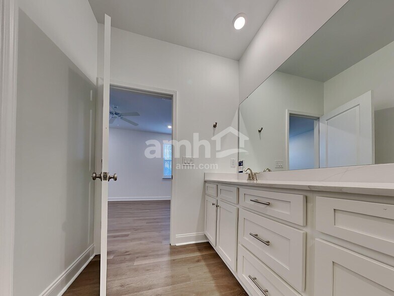 Building Photo - 106 Trevino Dr