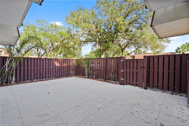 Building Photo - 2930 SW Sunset Trace Cir