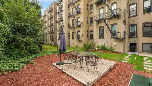 Building Photo - 813 Park Ave