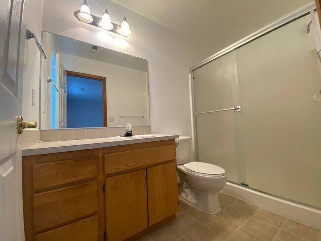 Building Photo - Come See This Lovely 3 Bedroom Townhouse!