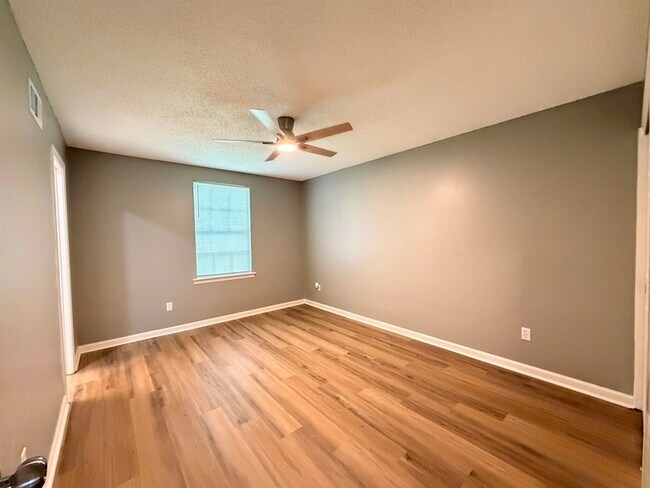 Building Photo - 3884 Kerston Dr