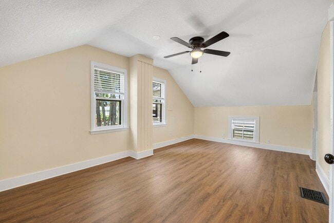 Building Photo - Newly renovated one bedroom available for a move in right away!