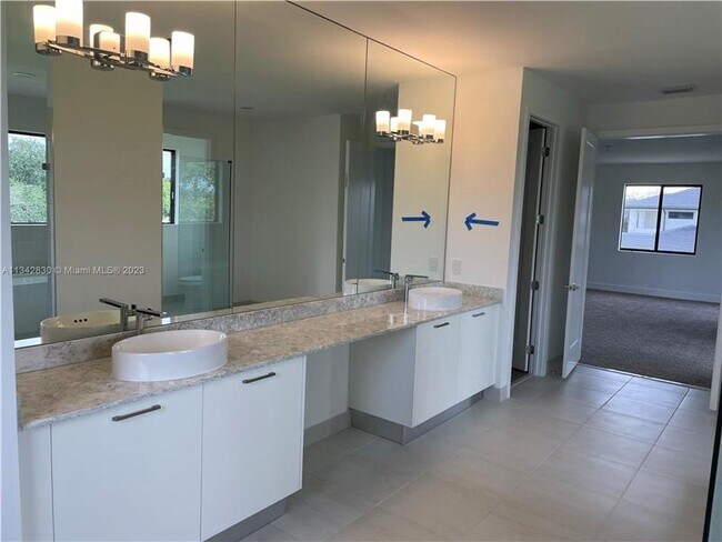 Building Photo - 4855 SW 159th Ave