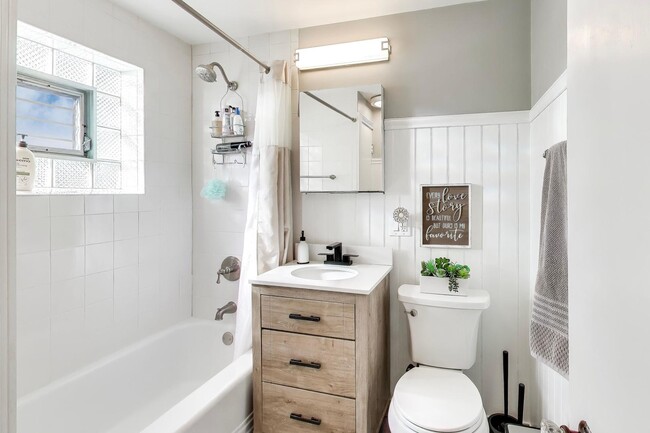 Building Photo - 4138 N Olcott Ave