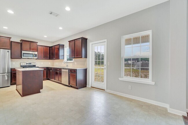 Building Photo - COMING EARLY JUNE 2026! (Pet Friendly)