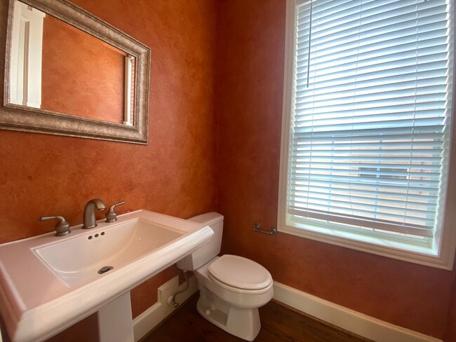 Building Photo - Two Bedroom, 3 level Condo in Oak Lawn
