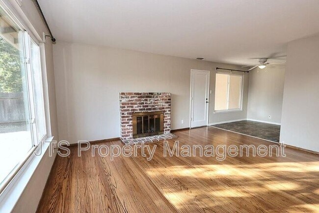 Building Photo - 10624 Chardonay Dr