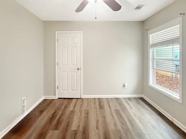 Building Photo - 2607 Woodford Ln NE