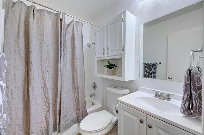 Building Photo - 703 Country Aire Dr